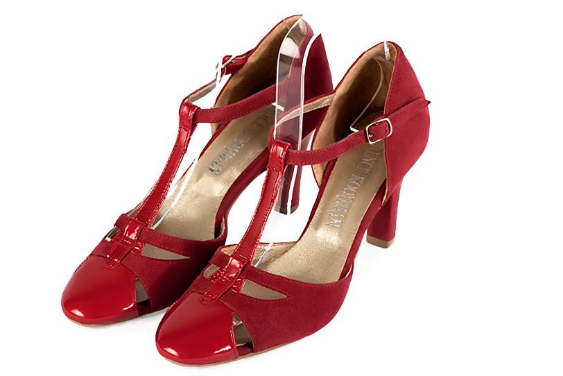 Scarlet red women's T-strap open side shoes. Round toe. High kitten heels. Front view - Florence KOOIJMAN